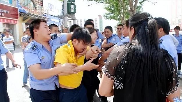城管被摊贩驾车顶行