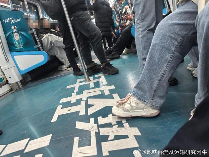 新门内部资料免费提供和带不同小孩地铁乞讨与地铁带两个小孩