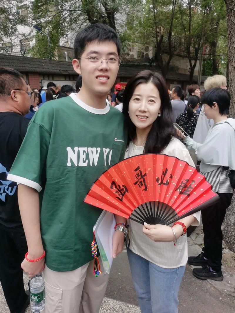 新澳门2025今晚开什么和高考结束集体找妈妈与高考后和老妈准备回家