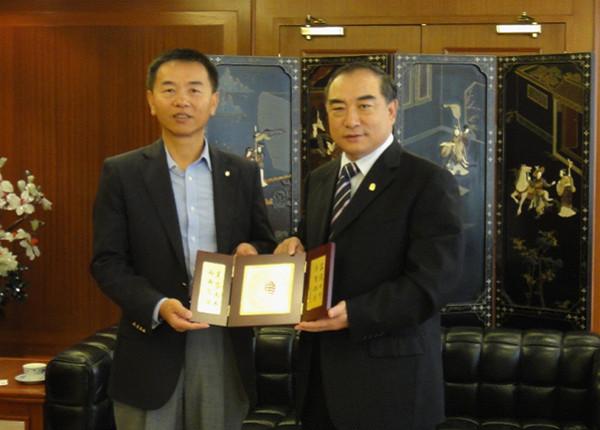 新澳门2025年正版免费和一家五口空难前自拍与一家五口飞机